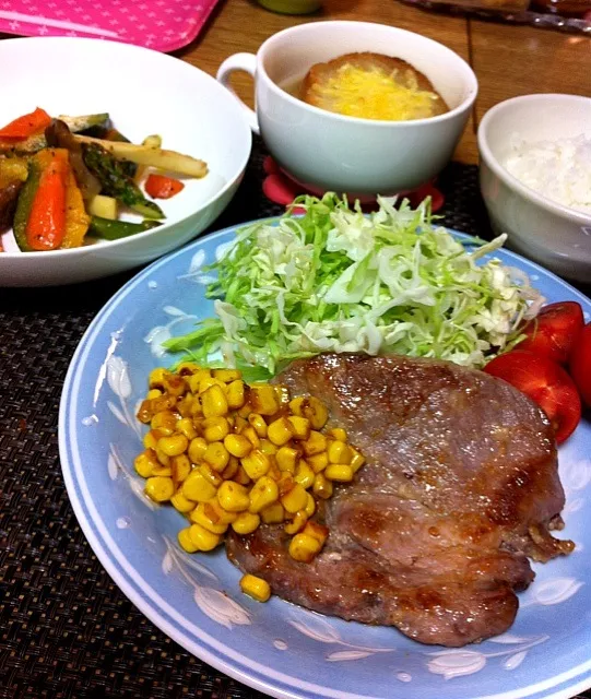 晩ご飯〜豚ロースの塩麹焼き、夏野菜のアンチョビ炒め、オニオングラタンスープ|suzuchan🐶さん