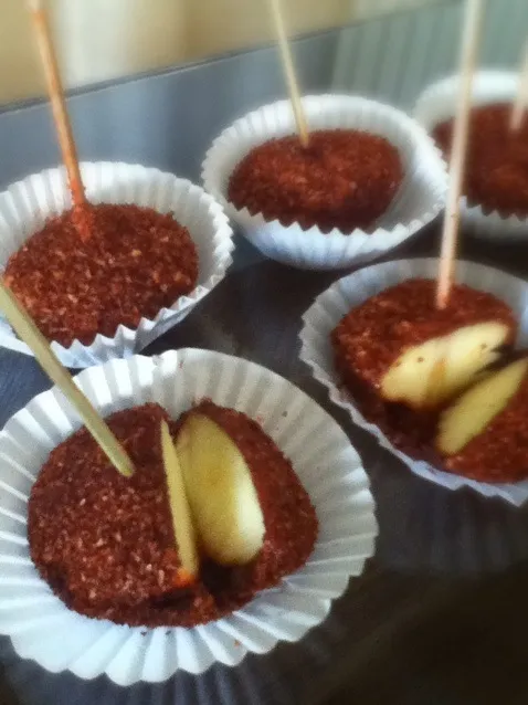 Snapdishの料理写真:Mini manzanitas con tamarindo y chilito|Paola Perezさん