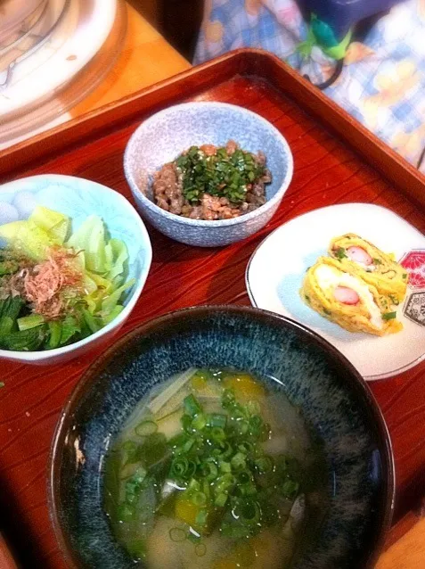 カニかまとネギの卵焼き・青梗菜とキャベツのお浸し・納豆のニラだれ・お味噌汁(南瓜 玉葱  水菜)|reiさん