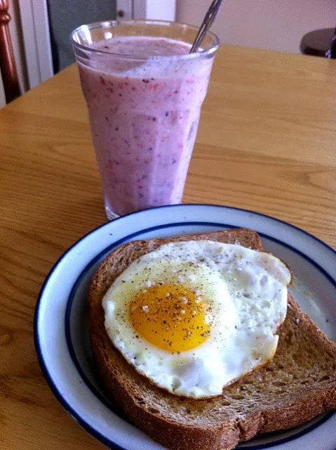 strawberry bannana smoothie and sunny side up toast|kayoさん