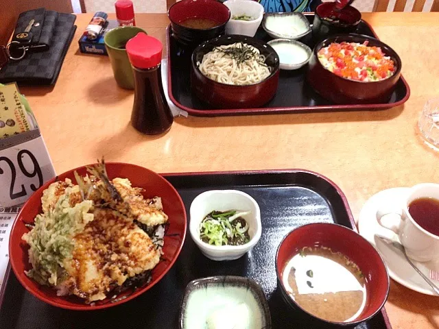 鯵蒲焼天丼とバラチラシそば定食|坂角眞衣子さん