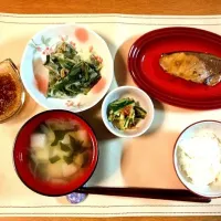 Snapdishの料理写真:晩ご飯。ブリ照り、卵を使わないチヂミ(ニラ/玉ねぎ)、胡瓜の梅おかか和え、味噌汁(玉葱/はんぺん/わかめ)、ごはん。|himaさん