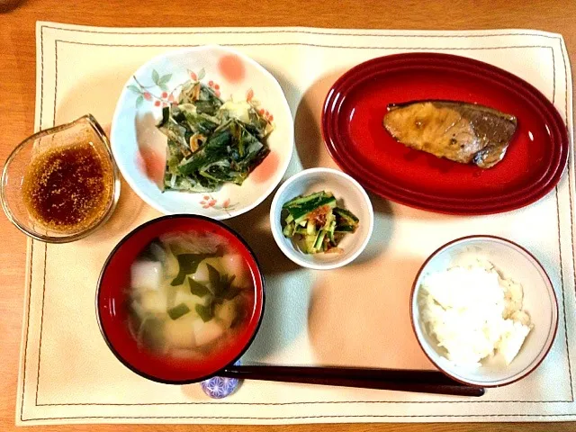 晩ご飯。ブリ照り、卵を使わないチヂミ(ニラ/玉ねぎ)、胡瓜の梅おかか和え、味噌汁(玉葱/はんぺん/わかめ)、ごはん。|himaさん