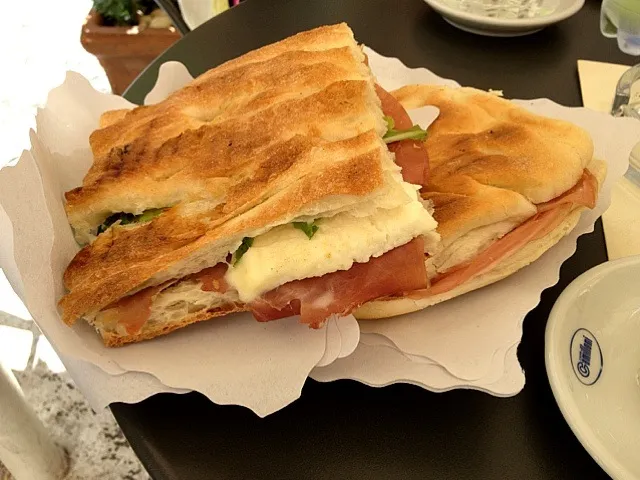 モツァレラとハムのフォッカッチャ|しむらけんさん