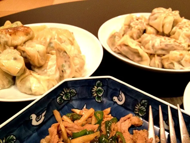 今日は餃子Day. 豚挽肉と白菜の餡と、鳥挽肉と豆腐、梅ひじき、たけのこの餡の二種類。作るのは大変でも、食べるのはあっという間！|松浦有里さん