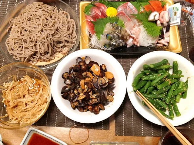 20分で簡単ご飯。インゲンの胡麻和え、手作りなめたけ、蜆のにんにく醤油煮、お蕎麦と刺身。半分手抜きでスピードアップ！|sumiyoさん