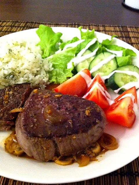 beef steak , green salad and parsley rice|keiko mashimaさん