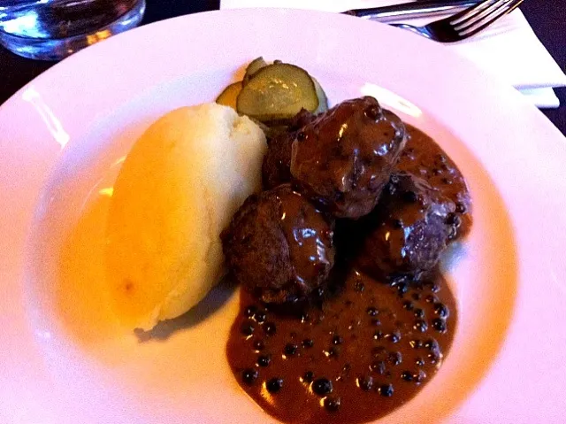 meatballs, mashed potato and pickled cucumber|keiko mashimaさん