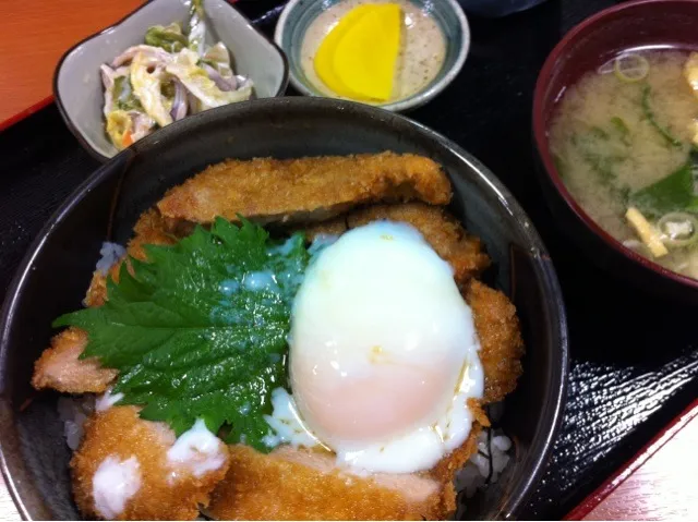 新潟名物のタレかつ丼。空腹に耐えかねて、このお店に飛び込んだ|長島隆さん