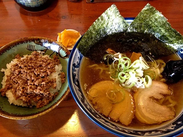 Snapdishの料理写真:《ラーメン蔵》蔵特製ラーメン（あっさり太麺）ひき肉半御飯|ナナイロユアさん