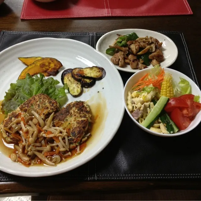 茸づくし(〃∀〃)ゞ 豆腐ハンバーグの茸あんかけ、鶏と茸のニンニク黒胡椒焼き、サラダ。|Miyuki Takeshitaさん