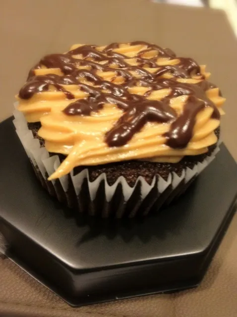 peanut butter choc cupcake|willzさん