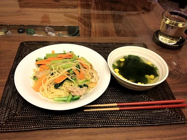 豚小松菜塩焼きそば、ワカメスープ|トラさん