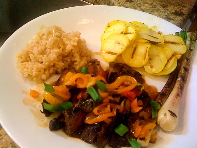 grilled bison flank steak, sweet pepper salsa, grilled red scallions and brown rice|Anaさん