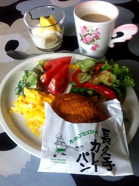 カレーパンとオクラ&アボカド&トマトサラダの朝食|ケイさん