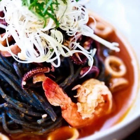 Squid Ink Spaghettina- red curry, housemade seaweed butter, lemongress dashi-broth|SF Calicoさん