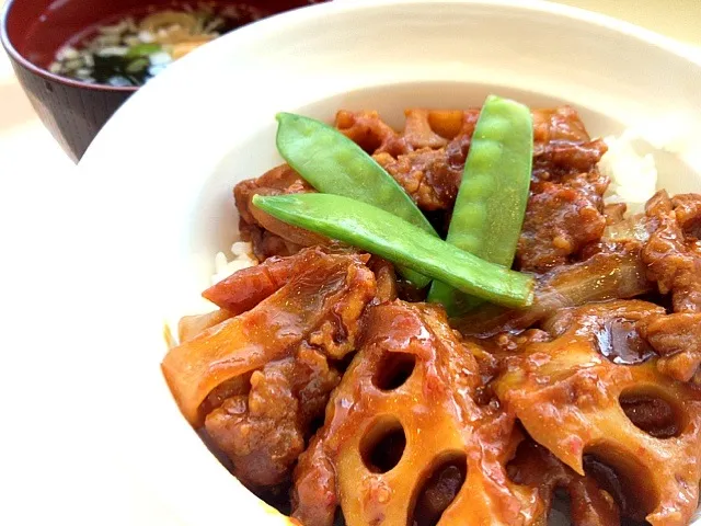 豚肉と蓮根の味噌炒め丼。390円。|ルーア・ブランカさん