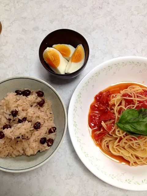 お昼ご飯、トマトの冷製パスタ お赤飯 塩麹漬け卵|かまさん