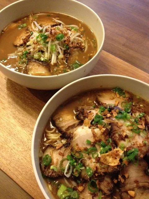 次男の退院祝いで、醤油とんこつラーメンと、肉ずんばいラーメン|あきらさん