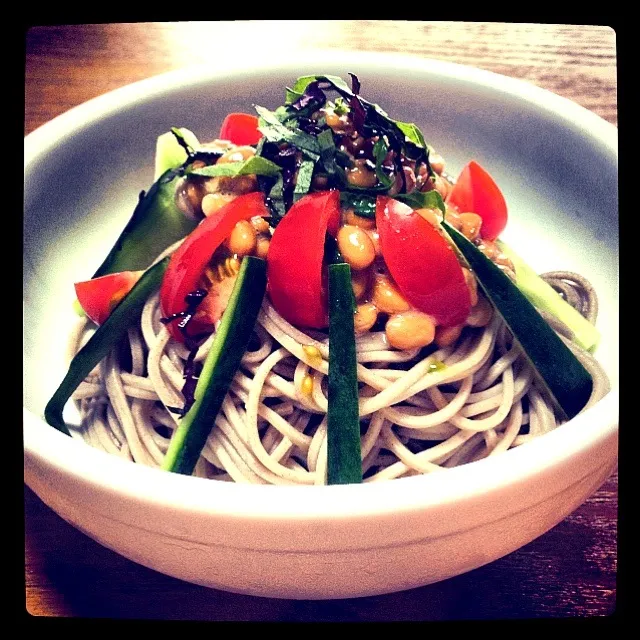 【今日のウチお昼】納豆ぶっかけ蕎麦。ぐるぐる混ぜて，ネバネバトロトロにしてズルズルっっといただきます。うまうま～(^｡^)|takuya KAWANOさん