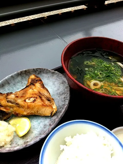 川床でのランチ、心地よい。ブリカマの焼魚定食。720円也|masakoさん