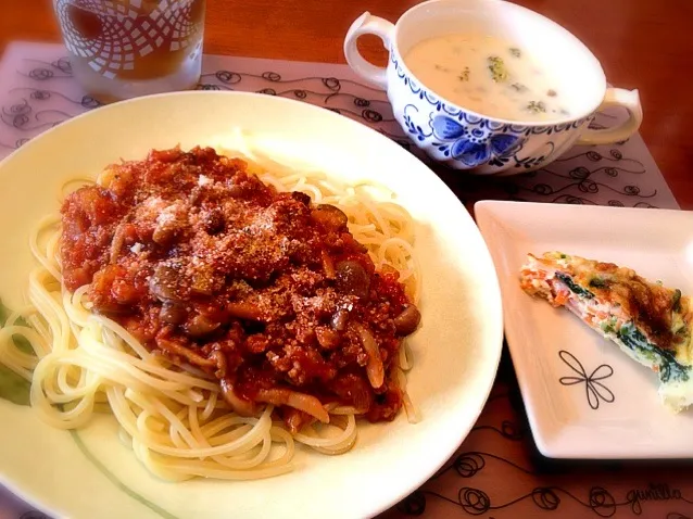 ミートソースパスタ、昨夜残り（豆乳スープ、キッシュ）|ikukoさん