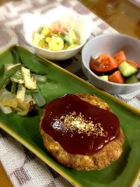 豆腐ハンバーグ 野菜炒め マカロニサラダ トマトとキュウリのオリーブオイルレモン和え。|初味さん