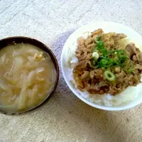 Snapdishの料理写真:牛丼と玉ねぎの味噌汁|ペコマキコさん