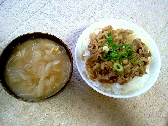 Snapdishの料理写真:牛丼と玉ねぎの味噌汁|ペコマキコさん