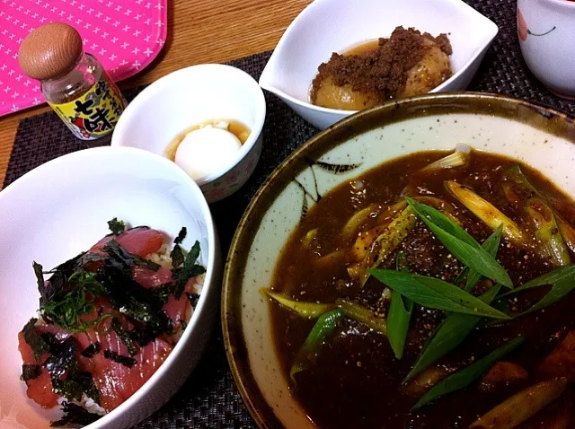 晩ご飯〜カレーうどん、マグロのづけ丼、じゃが肉そぼろ、温泉卵|suzuchan🐶さん