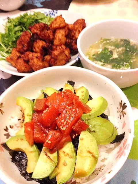 塩麹唐揚げ サーモンアボカド丼 レタス卵スープ|くわまるさん