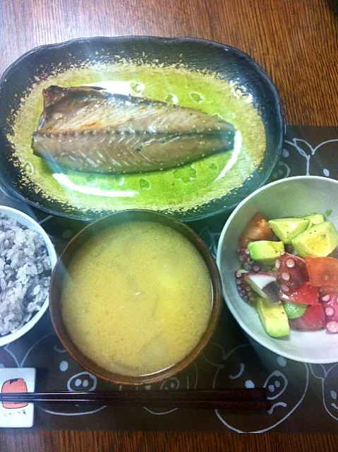 Snapdishの料理写真:タコとアボカドのトマトサラダ、塩鯖の干物、じゃがいもと玉ねぎの味噌汁|yuyangさん