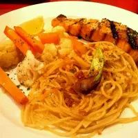 Grilled Salmon with aioli pasta.|Wynさん