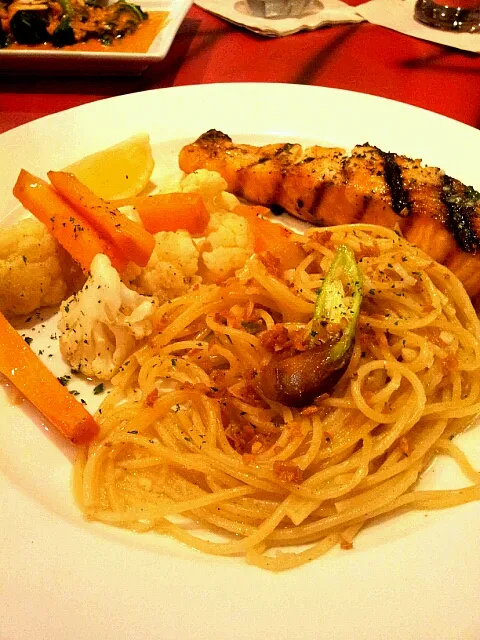 Grilled Salmon with aioli pasta.|Wynさん