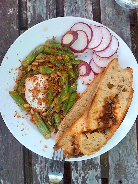 Burrata with asparagus, golden raisins + pinenuts, radishes w truffle salt|xuedan wangさん