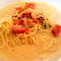 Snapdishの料理写真:エビとフレッシュトマトのクリーム生パスタ|みかんこさん