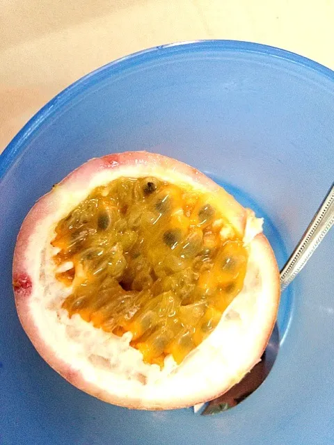 今度はpassion fruit。musim buah buahan 果物の季節です。これ酸っぱかったー！|884さん