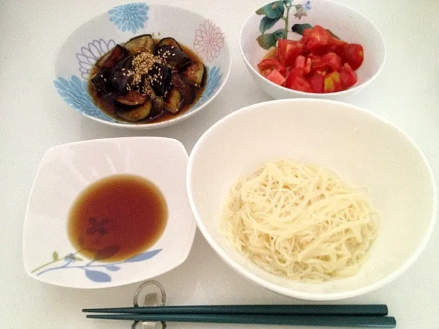 Snapdishの料理写真:そうめん、茄子の揚げ浸し、トマトの胡麻和え|nanaさん