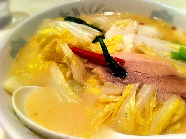 白肉湯麺（パイタンスープそば）。麺は手延べの太麺ストレート。|もとゆきさん