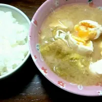 Snapdishの料理写真:ご飯と厚揚げ&麩&白菜&卵の味噌汁|ペコマキコさん