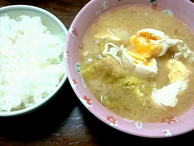 ご飯と厚揚げ&麩&白菜&卵の味噌汁|ペコマキコさん