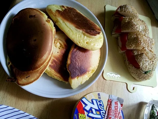 朝ごはんに焼いたホットケーキ。ちょっと焦げた。あとサンドイッチも食べたよ|mariさん