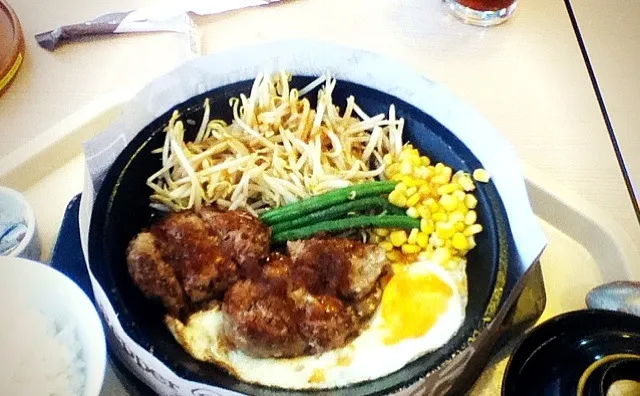 Snapdishの料理写真:Doubble Hamburg steak with egg 🍴|pimonpakさん