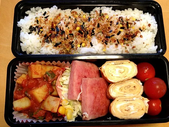 Snapdishの料理写真:毎日の中学生弁当。今日はスパム卵とじゃがいも、オクラのカレー炒め。|松浦有里さん