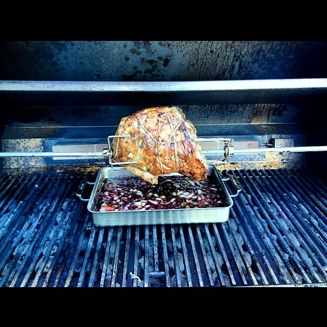 Bone in leg of lamb on a spit|Brad Goldbergさん