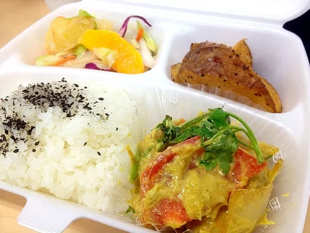 Bento box (Curried sauteed fish, Orange and grape fruit coleslaw and Potate fries|chan mitsuさん