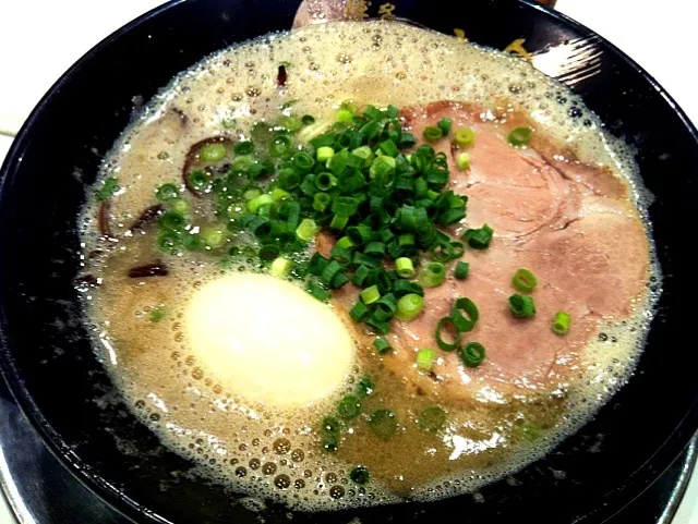 出発前のとんこつラーメン|なおさん