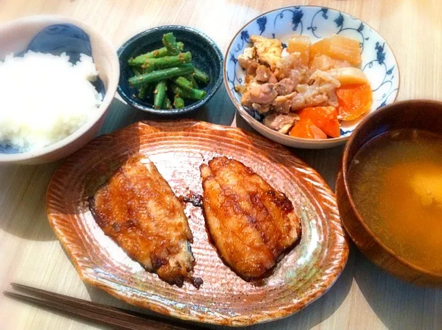 煮物 海老の味噌汁 鯵の蒲焼き インゲン胡麻和え|きむらゆりかさん