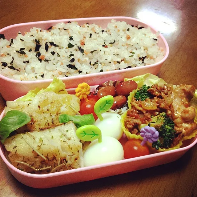 白身魚のレモン風味ムニエルとチキンとブロッコリーのミート炒め弁当|🍎ゆかりんご🍎さん