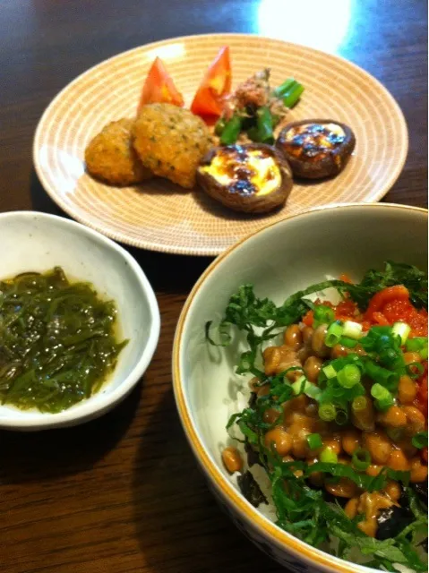 まぐろ・キムチ・納豆丼、めかぶ、ごぼうミンチカツ、椎茸マヨネーズ焼き、茹でアスパラ|きりママさん